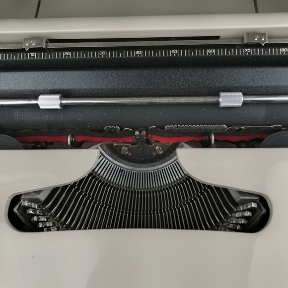 Vintage 1970s Underwood Model 319 Portable Manual Typewriter w/Hard Case - Picture 7 of 16